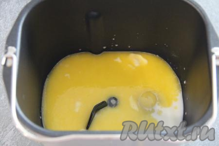 Сливочное масло растопить, дать ему немного остыть и влить в ведёрко хлебопечки. Всыпать муку и сухие дрожжи, крышку хлебопечки закрыть, выставить режим "Тесто" (у меня этот режим длится 1 час 20 минут). В процессе замешивания теста следите за формированием колобка, если он будет сильно липнуть к стенкам, тогда всыпьте немного муки.