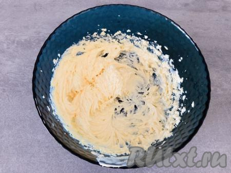 К желткам выкладываем сливочное масло комнатной температуры, нарезанное на кусочки, и взбиваем миксером до однородности (в течение 1-2 минут).