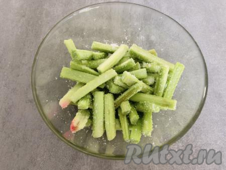 Складываем ревень в миску, всыпаем 4 столовых ложки сахара, перемешиваем и отставляем на 20 минут. В течение этого времени несколько раз перемешиваем. Ревень будет выделять сок, который в дальнейшем мы сольём (этот сок нам не понадобится).