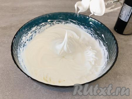 Пока пирог выпекается в духовке, мы приготовим безе. Для этого достаём из холодильника белки, добавляем к ним ванильный сахар и начинаем взбивать миксером на средней скорости. В процессе взбивания порциями всыпаем к белкам сахар. Взбиваем белки до появления устойчивых пиков. В общей сложности я взбивала белки 5 минут.