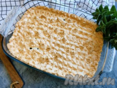 Пирог с ревенем и белками отправляем запекаться ещё на 20 минут при той же температуре, поверхность безе должна за это время приобрести красивый золотистый оттенок.