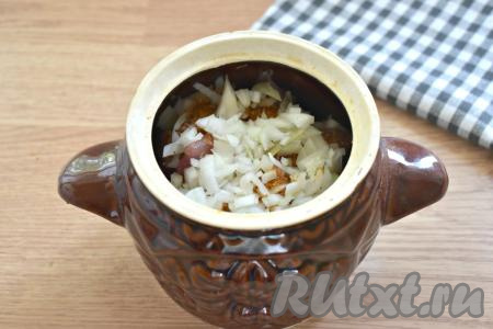 Очищаем репчатый лук, нарезаем его на небольшие кусочки и выкладываем поверх свинины.