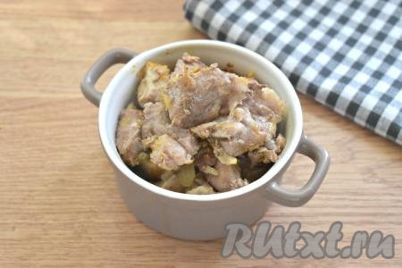 Свинина, тушёная в горшочке с луком, получилась очень нежной и вкусной.