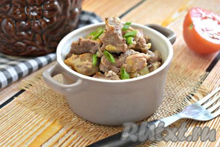 Ароматные кусочки свинины, посыпав, по желанию, нарезанной зеленью, подаём к столу с гарниром (например, с картофелем или макаронами). 