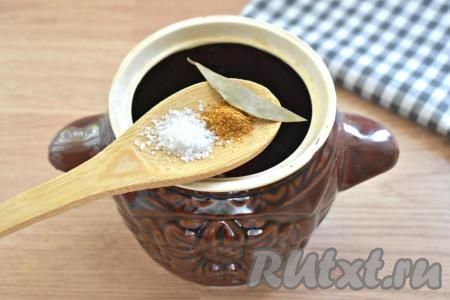 На дно горшочка всыпаем половину чайной ложки приправы для мяса, щепотку соли, добавляем половину лаврового листа.