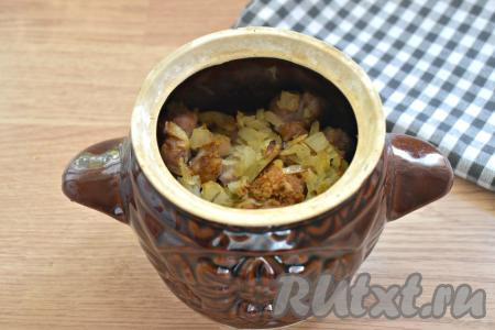 Горшочек закрываем крышкой и ставим в холодную духовку. Включаем духовку на 180 градусов и оставляем свинину тушиться с луком в горшочке в течение 1 часа 45 минут. 