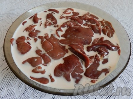 Куриную печень вымыть, выложить в миску, залить молоком (или сливками) и оставить на 1 час. Печень, вымоченная в молоке (или сливках), в готовом блюде получится более мягкой и нежной.