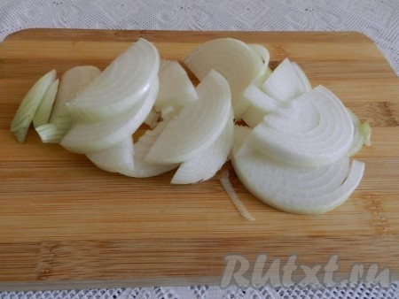 Лук очистить, нарезать полукольцами.