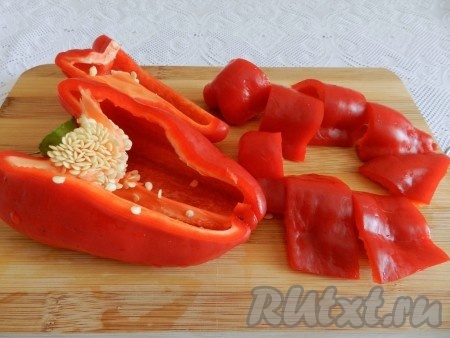 Перец очистить от семян и нарезать достаточно крупно. Я предпочитаю готовить куриную печень со сладким болгарским перцем красного цвета, тогда блюдо получается более ярким.