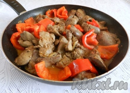 Блюдо посолить, поперчить, влить немного воды (вода должна совсем чуть-чуть покрывать дно сковороды), накрыть крышкой и тушить на медленном огне 5-7 минут. Перец должен стать мягким, но не развариться.