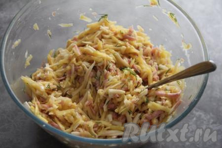 В миску с картошкой, ветчиной и сыром добавить сырые яйца, подсолить, учитывая солёность ветчины и сыра, и перемешать.