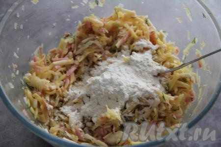 Частями всыпать муку, каждый раз тщательно вмешивая её в тесто для драников. Тесто должно получиться вязким и достаточно густым.