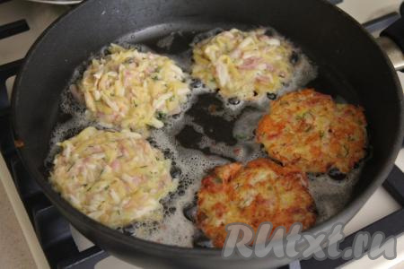 Жарить драники до золотистой корочки с двух сторон, после этого переложить на бумажные полотенца (или на салфетки), чтобы убрать остатки масла, а затем перекладывать на тарелку для подачи. Постепенно пожарить все картофельные драники из оставшегося теста.