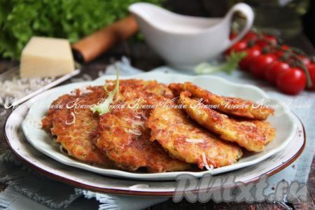 Вкусные, аппетитные, нежнейшие картофельные драники, приготовленные с добавлением сыра и ветчины, подать к столу горячими, дополнив сметаной или любимым соусом.