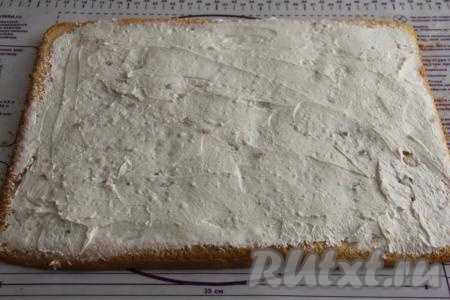 Смазать крем-чизом бисквит, нанося крем на яблочную сторону.