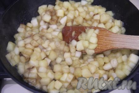 Влить в сковороду 1-2 столовых ложки воды, чтобы яблоки не пригорели. Томить яблоки минут 7, периодически перемешивая. Кусочки яблок должны стать мягкими, но они не должны потерять форму. Снять с огня, дать немного остыть.