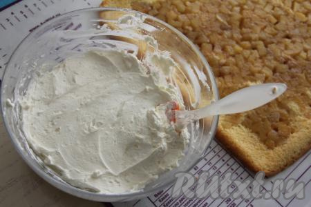 Перемешать взбитые сливки с творожным сыром на малых оборотах миксера до однородности и крем-чиз готов.