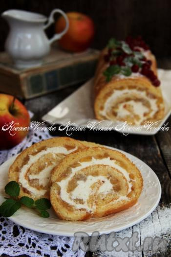 Готовый бисквитный рулет с нежнейшей начинкой из крем-чиза и яблок украсить (я просто посыпала сахарной пудрой и сверху выложила ягоды), нарезать и подать к кофе или чаю. Такая вкусная, ароматная выпечка никого не оставит равнодушным!