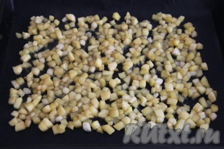 Противень (у меня противень размером 50 сантиметров на 45 сантиметров) застелить ковриком для выпечки (или пергаментной бумагой). На застеленный противень равномерно разложить остывшие яблоки.