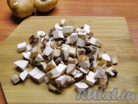 Грибы для этого блюда можно взять любые, подойдут как лесные грибы, так и шампиньоны или вешенки. Лесные грибы необходимо предварительно отварить в течение 25-30 минут с момента закипания воды, после этого лишнюю воду нужно будет слить, а затем крупные грибочки нарезать на части. Шампиньоны или вешенки отваривать не нужно, достаточно будет промыть их водой и нарезать на средние кубики.