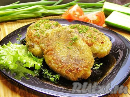 Вкусные, мягкие, ароматные картофельные котлеты с грибами лучше всего подавать в горячем виде со сметаной, свежими овощами, зеленью или в качестве гарнира к мясным и рыбным блюдам.