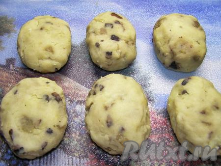 Из получившегося картофельно-грибного теста формируем котлеты. Если тесто сильно липнет к рукам, можно смочить руки холодной водой.