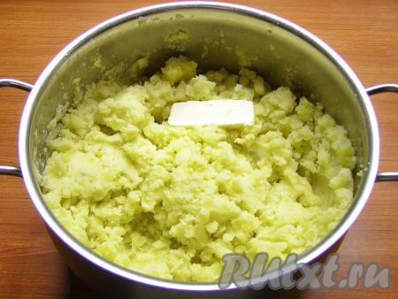 Сливаем с картофеля воду, разминаем толкушкой до получения пюре, затем добавляем сливочное масло и хорошо перемешиваем. Оставляем пюре немного остыть.
