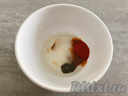 В отдельной ёмкости смешиваем молотую паприку, чёрный молотый перец, соль и растительное масло.&nbsp;