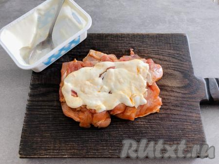 Затем на каждое филе бедра чайной ложкой (или ножом) наносим немного плавленого сыра.