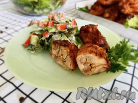 Подаём рулеты к столу горячими, дополнив гарниром или, например, салатом из свежих овощей.