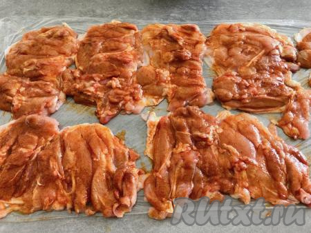 ​​​​​​Получившуюся смесь при помощи силиконовой кисти равномерно наносим на куриные бёдра с двух сторон.