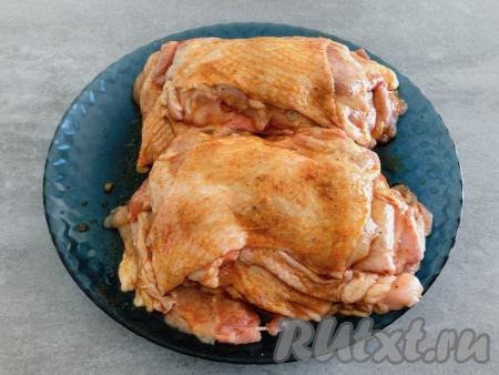 Выкладываем филе бёдер друг на друга и оставляем мариноваться на 10-15 минут.