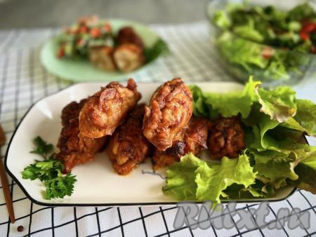 Ароматные и сочные рулеты из куриных бёдрышек достаём из духовки и перекладываем на блюдо. Сверху рулетики покрылись румяной корочкой, а внутри - нежнейшее и сочное филе.