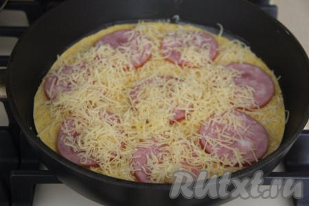 Тортилью с&nbsp; ветчиной посыпать оставшимся сыром.