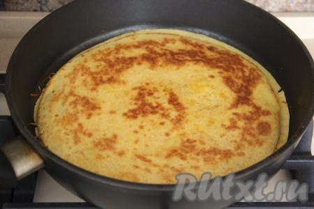 Затем перевернуть лепёшки, скреплённые начинкой, и жарить со второй стороны ещё 2-3 минуты (до золотистости снизу).