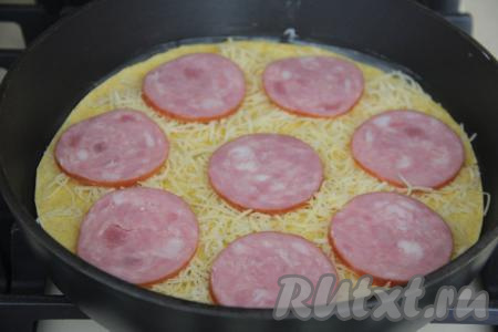 Разложить поверх сыра ветчину.