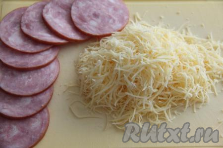 Ветчину нарезать на тонкие кружочки. Натереть на мелкой тёрке сыр.&nbsp;