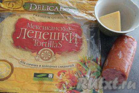 Подготовить продукты для приготовления тортильи с ветчиной и сыром на сковороде.&nbsp;