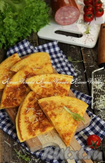 Переложить подрумянившиеся тортильи с ветчиной и сыром со сковороды на тарелку, нарезать на треугольнички и подать аппетитную, сытную закуску к столу.