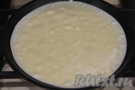 Блины я жарила на сковороде диаметром 20 сантиметров, маслом перед жаркой блинчиков я её не смазывала, но многое зависит от качества покрытия сковороды. Поставить сковородку на огонь, хорошо разогреть, после этого влить половник теста, равномерно распределяя тесто по дну сковороды.&nbsp;