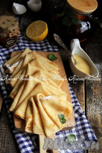 Аппетитные, вкусные, тоненькие блины, замешанные на майонезе, воде и яйцах, подать к столу, с джемом, мёдом или сгущёнкой. При желании в такие блинчики можно завернуть различные начинки.