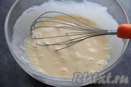 Влить 200 миллилитров тёплой воды, перемешать.