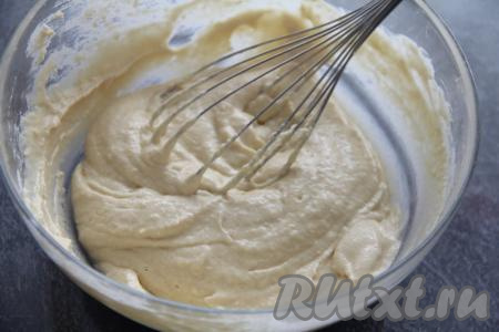 Перемешать блинное тесто венчиком, оно получится густым и вязким.
