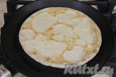 На среднем огне жарить блинчик до золотистости с двух сторон. Выпекать такие блины одно удовольствие, они хорошо переворачиваются. Готовый тонкий блинчик переложить на тарелку. Периодически перемешивая тесто, один за другим пожарить все блины (у меня получилось 13 штук), складывая их горочкой на тарелку.