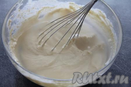 Влить частями оставшиеся 200 миллилитров воды, каждый раз тщательно перемешивая блинное тесто венчиком. Добавляя воду, регулируйте консистенцию замешиваемого теста. Тесто должно получиться достаточно жидким, но и слишком жидким оно быть не должно. Возможно, в зависимости от жирности майонеза и качества муки, воды нужно будет добавить чуть меньше, чем 200 миллилитров.