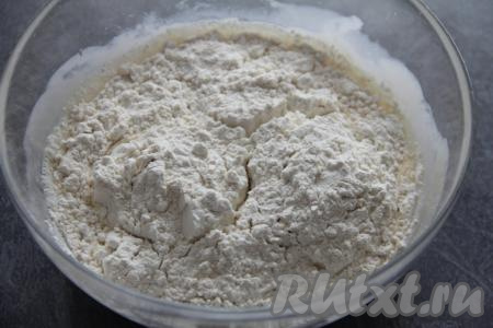 Всыпать муку.&nbsp;