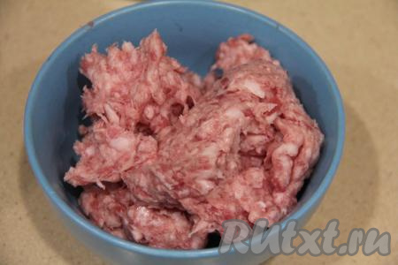 Фарш для приготовления горохового супа можно взять любой. Я использовала свиной фарш, предварительно пропустив кусочки свинины через мясорубку.