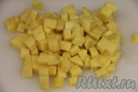 Лук, картошку и морковку почистить. Нарезать картошины на небольшие кубики.