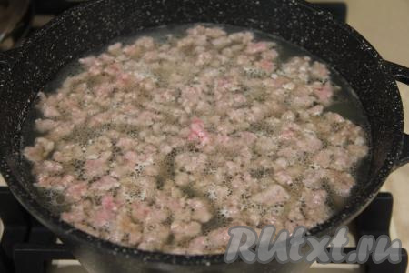 После того как горох станет достаточно мягким, дать снова воде закипеть. В кипящий суп добавить фарш, отщипывая от него небольшие кусочки.&nbsp;