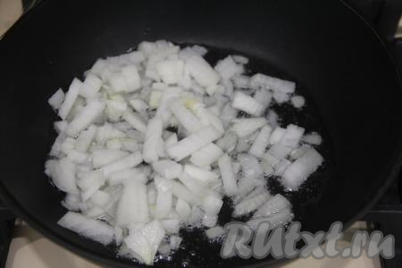 Как только гороховый суп с фаршем закипит, добавить картошку, ещё раз дать закипеть, а после этого на небольшом огне варить ориентировочно минут 15 (до мягкости картошки). Пока варится картофель, обжарим овощи. Для этого в сковороде нужно прогреть немного растительного масла, а затем выложить достаточно мелко нарезанный лук, обжарить его на среднем огне минуты 2, помешивая.